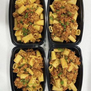 Healthy Rigatoni Pasta, Turkey Meat Sauces 93% Lean 7% Fat <br> <br><div style="display: flex; justify-content: center; align-items: center; gap: 10px; font-family: Arial, sans-serif;"><div style="text-align: center; color: #21924e;"> <p style="margin: 0; font-size: 15px; font-weight: bold;">60G</p> <p style="margin: 0; font-size: 10px; text-transform: uppercase;">Protein</p> </div><div style="border-left: 2px solid #21924E; height: 40px;"></div> <div style="text-align: center; color: #21924e;"> <p style="margin: 0; font-size: 15px; font-weight: bold;">150G</p> <p style="margin: 0; font-size: 10px; text-transform: uppercase;">carb</p> </div> <div style="border-left: 2px solid #21924E; height: 40px;"></div><div style="text-align: center; color: #21924e;"> <p style="margin: 0; font-size: 15px; font-weight: bold;">21G</p> <p style="margin: 0; font-size: 10px; text-transform: uppercase;">Fat</p> </div></div