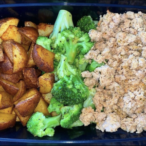 Ground Turkey 93% Lean 7% Fat, Broccoli & Roasted Potatoes<br> <br><div style="display: flex; justify-content: center; align-items: center; gap: 10px; font-family: Arial, sans-serif;"><div style="text-align: center; color: #21924e;"> <p style="margin: 0; font-size: 15px; font-weight: bold;">50G</p> <p style="margin: 0; font-size: 10px; text-transform: uppercase;">Protein</p> </div> <div style="border-left: 2px solid #21924E; height: 40px;"></div> <div style="text-align: center; color: #21924e;"> <p style="margin: 0; font-size: 15px; font-weight: bold;">150G</p> <p style="margin: 0; font-size: 10px; text-transform: uppercase;">carb</p> </div><div style="border-left: 2px solid #21924E; height: 40px;"></div> <div style="text-align: center; color: #21924e;"> <p style="margin: 0; font-size: 15px; font-weight: bold;">100G</p> <p style="margin: 0; font-size: 10px; text-transform: uppercase;">Veg</p> </div> <div style="border-left: 2px solid #21924E; height: 40px;"></div><div style="text-align: center; color: #21924e;"> <p style="margin: 0; font-size: 15px; font-weight: bold;">25G</p> <p style="margin: 0; font-size: 10px; text-transform: uppercase;">fat</p> </div></div>